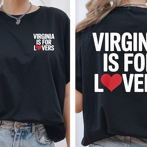 Peut inclure: T-shirt noir avec l'inscription blanche "VIRGINIA IS FOR LOVERS", un cœur rouge remplaçant le mot "LOVE". Le motif est imprimé à l'avant et à l'arrière. Un t-shirt de style décontracté.