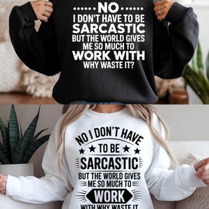 Peut inclure: Sweat-shirts noirs et blancs avec le texte "NO... I DON'T HAVE TO BE SARCASTIC BUT THE WORLD GIVES ME SO MUCH TO WORK WITH WHY WASTE IT ?" Le sweat-shirt blanc a des étoiles et des lignes autour du texte.