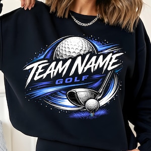 Peut inclure: Sweat-shirt noir avec un motif sur le thème du golf. Le motif comprend une balle de golf, un club et le texte "TEAM NAME GOLF" en blanc et bleu. Le design a une sensation dynamique et sportive.