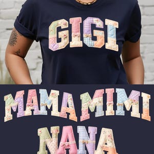 Peut inclure: T-shirt bleu marine avec le mot "GIGI" en lettres patchwork. En dessous, les mots "MAMA MIMI" et "NANA" en lettrage patchwork similaire. Les lettres sont de différentes couleurs pastel et motifs floraux.
