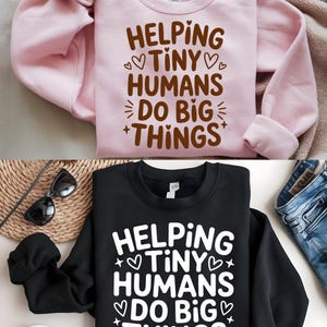 Puede incluir: Dos sudaderas, una rosa y otra negra, con el texto "HELPING TINY HUMANS DO BIG THINGS". La sudadera rosa tiene texto marrón, la negra texto blanco. Ambas tienen cuello redondo y mangas largas.