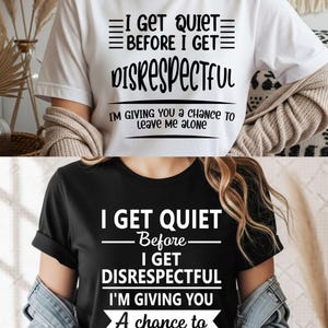Peut inclure: Deux t-shirts, un blanc et un noir, avec le même texte noir audacieux. Le texte dit : « JE DEVIENS SILENCIEUX AVANT DE DEVENIR IRRESPECTUEUX. JE VOUS DONNE UNE CHANCE DE ME LAISSER TRANQUILLE. »
