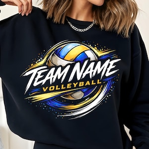 Peut inclure: Sweat-shirt noir avec un graphisme de volley-ball. Le motif présente un ballon de volley-ball dans des tons de bleu et de jaune, avec les mots "TEAM NAME VOLLEYBALL" en lettres blanches et jaunes. Le motif est entouré d'un tourbillon bleu et jaune.