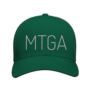 Könnte beinhalten: Eine grüne Baseballkappe mit einem weißen gestickten Logo, auf dem "MTGA" steht.