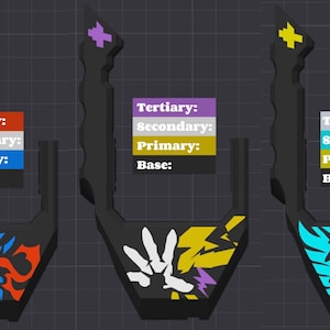 Pu&ograve; includere: Tre oggetti neri stilizzati con manico e sezione inferiore decorativa. Ognuno ha un design diverso: un drago, una mano con fulmini e un leone. Ogni oggetto ha una combinazione di colori etichettata con "Terziario", "Secondario", "Primario" e "Base".
