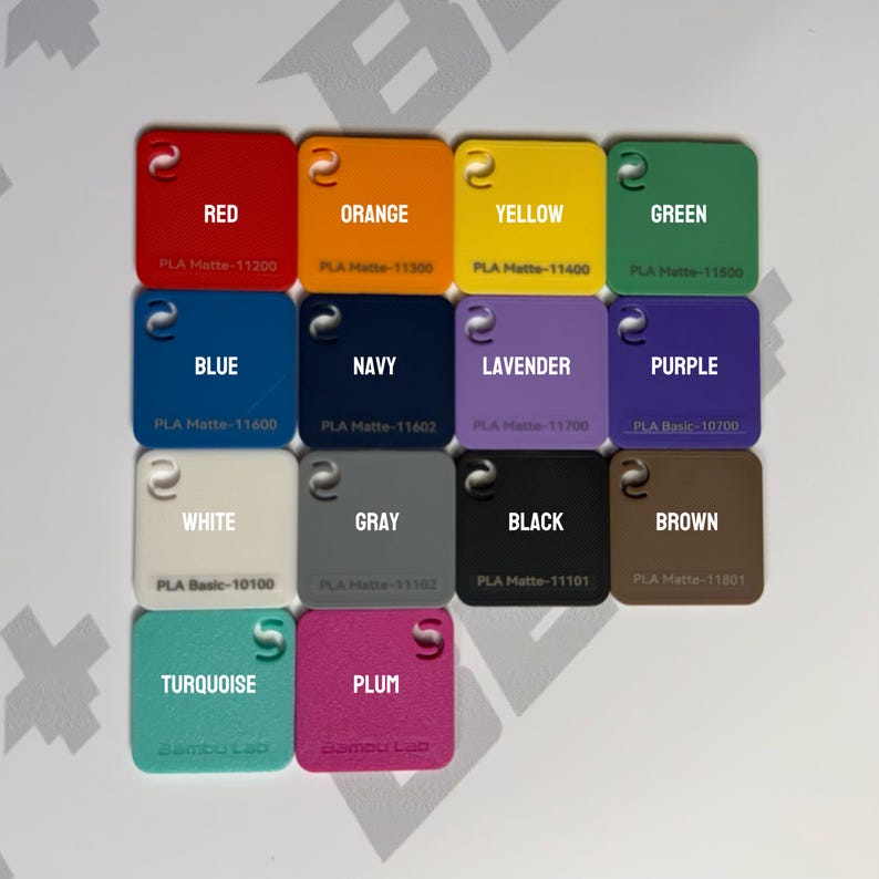 Pu&ograve; includere: Una collezione di sedici campioni di colore quadrati in varie tonalit&agrave;, tra cui rosso, arancione, giallo, verde, blu, blu navy, lavanda, viola, bianco, grigio, nero, marrone, turchese e prugna. Ogni campione ha un piccolo foro e testo.