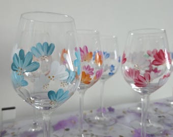 Verre à vin fleuri