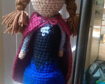 Muñeca de crochet inspirada en Anna con capa (14 pulgadas)