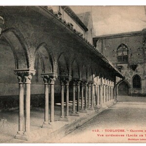 May include: Vintage black and white postcard featuring the exterior view of the Cloître des Jacobins in Toulouse, France. The image shows a long arched colonnade with detailed pillars and a building in the background. The postcard has text at the bottom.