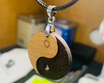 Collar con colgante de madera dura con símbolo Ying Yang japonés/chino