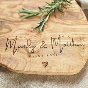 personalisierbar | Servierplatte aus Olivenholz | Charcuterie Board | Schneidebrett groß 45 bis 49 cm | Hochzeitsgeschenk