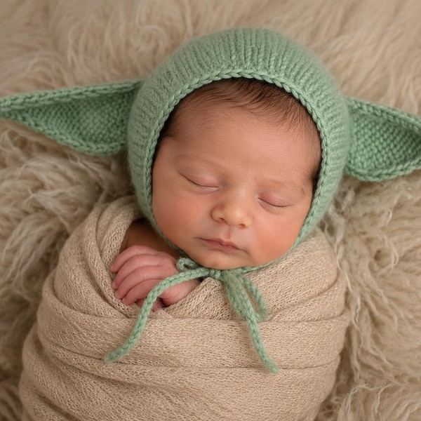 Accessorio per servizi fotografici per neonati, cappellino e pupazzo lavorati a mano a maglia, regalo per baby shower, realizzato su ordinazione.
