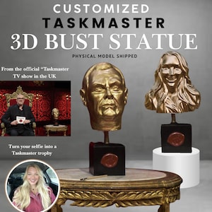 Puede incluir: Imagen promocional de una estatua de busto 3D de Taskmaster. La imagen presenta dos bustos dorados, uno de un hombre y otro de una mujer, montados sobre bases negras con un sello rojo. El texto dice "CUSTOMIZED TASKMASTER 3D BUST STATUE" y "From the official Taskmaster TV show in the UK".