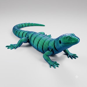 Könnte beinhalten: Eine 3D-gedruckte, bewegliche Echsenfigur mit einem metallischen Farbverlauf von tiefem Blau zu leuchtendem Grün. Das Reptil hat eine strukturierte, schuppige Oberfläche und ein segmentiertes Körperdesign, das flexible Bewegungen ermöglicht.