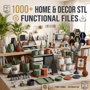 Op de afbeelding: Een verzameling 3D-geprinte woon- en decoratieartikelen, waaronder vazen, organizers, zeshoekige planken, bestekhouders en dienbladen in gedempte groen-, grijs- en terracottatinten. De afbeelding bevat de tekst 1000+ HOME & DECOR STL FUNCTIONAL FILES.