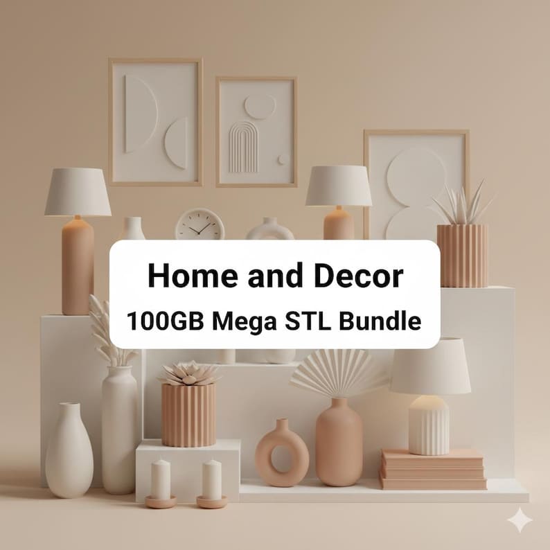 Puede incluir: Una colecci&oacute;n de elementos de decoraci&oacute;n del hogar, que incluyen l&aacute;mparas, jarrones, arte mural y velas, en una paleta de colores neutros. La imagen presenta el texto "Home and Decor 100GB Mega STL Bundle" en una superposici&oacute;n blanca.