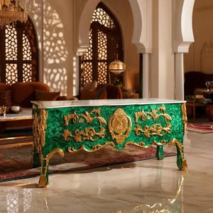 Mesa consola de lujo Malachite con detalles chapados en oro.
