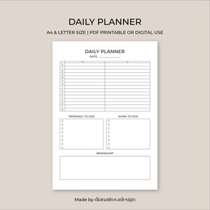 Pode incluir: Um planejador diário branco com o texto "DAILY PLANNER" no topo. O planejador inclui seções para horários, tarefas pessoais, tarefas de trabalho e uma seção rotulada como "BRAINDUMP". O planejador é tamanho A4 e está disponível como PDF para impressão ou para uso digital.