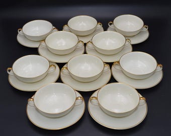 10 kubków do zupy Heinrich H&C z połowy XX wieku, w kolorze jasnej kości słoniowej ze złotym rantem; Kubki do zupy Heinrich, w kolorze naturalnej bieli ze złotym rantem, dla 10 osób