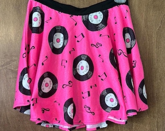 Falda polar con estampado de rock and roll y discos de vinilo rosa inspirados en los años 50