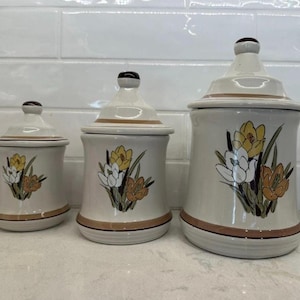 Seltenes Vintage-Set mit 3 kalifornischen Tulpenblumen-Keramikdosen mit Deckeln