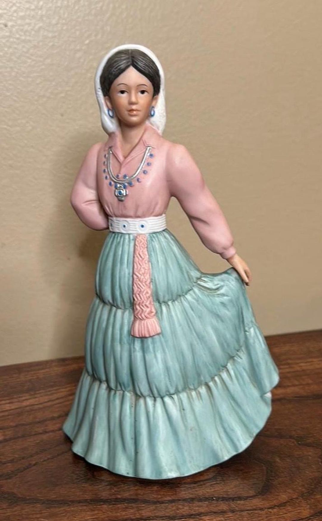 ヴィンテージ Homco 磁器製 ピンクとブルーのドレスを着た南西部の女性