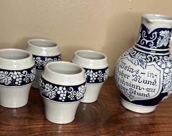 Quatre gobelets et vases à vin en grès du Vieux Monde, Allemagne de l'Ouest, Gerz