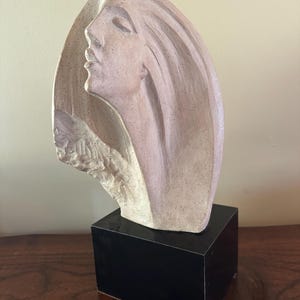 女性の頭部の彫刻。Austin SculptureのStargazer。 女性の頭部の彫刻。Austin SculptureのStargazer。