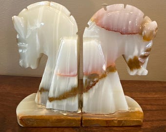 Suportes de livros vintage em formato de cabeça de cavalo esculpida em ônix.