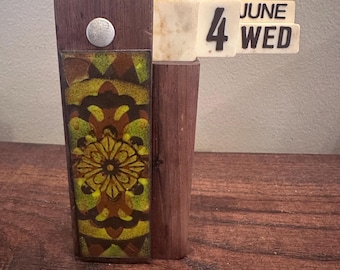Vintage Retro Kompakter ewiger Tischkalender aus Holz