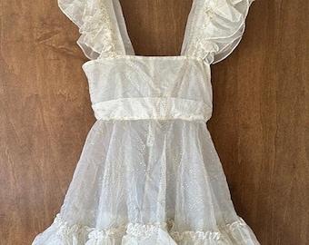 Vestido babydoll con volantes blanco y dorado transparente hecho a mano