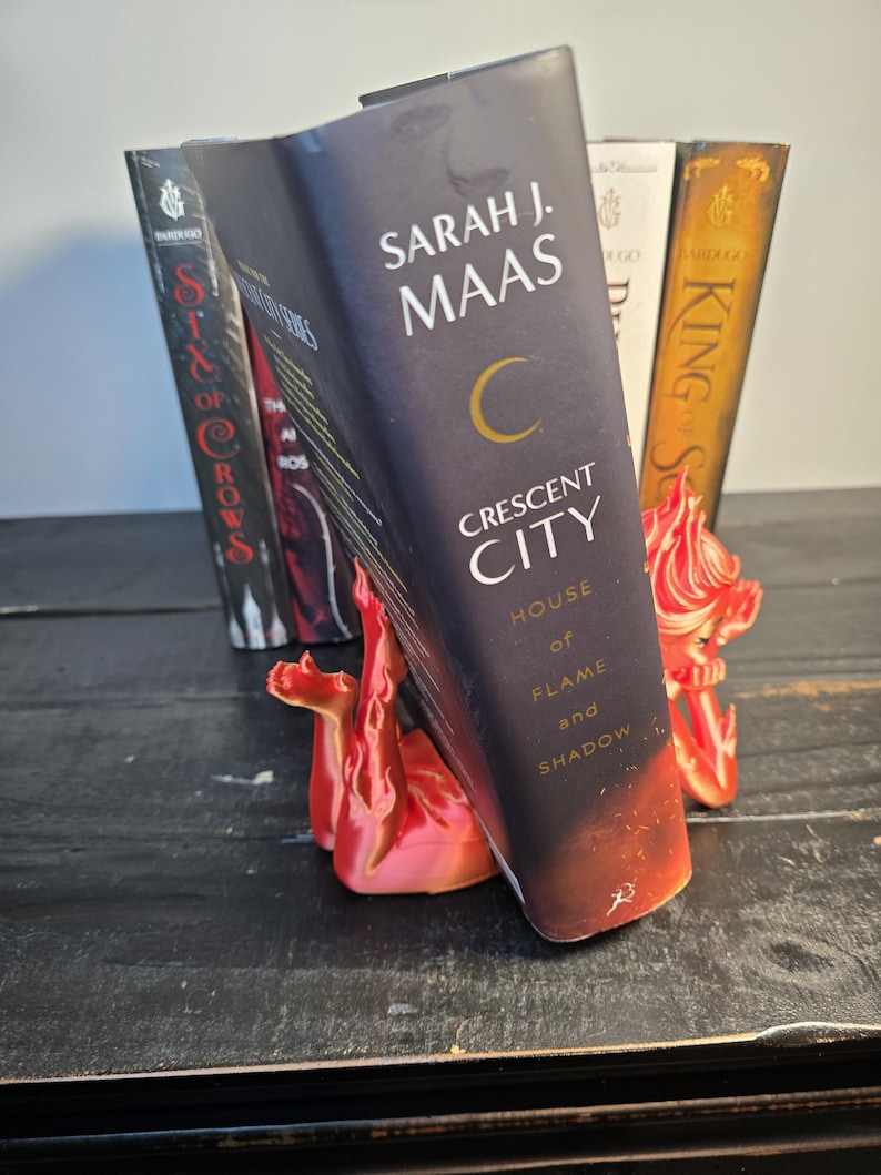 Lehabah Fire Sprite Figurine – Book Stand & Decor | Crescent City–Inspired 3D Print Bild 13