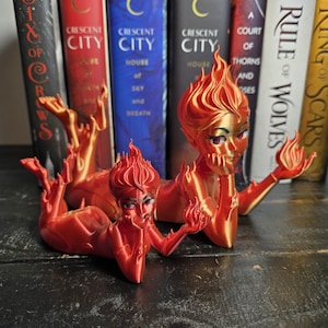 Lehabah Fire Sprite Figurine – Book Stand & Decor | Crescent City–Inspired 3D Print Bild 2