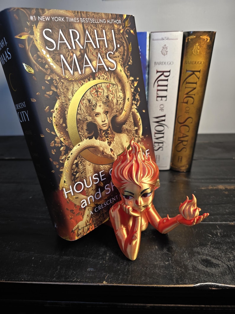 Lehabah Fire Sprite Figurine – Book Stand & Decor | Crescent City–Inspired 3D Print Bild 12