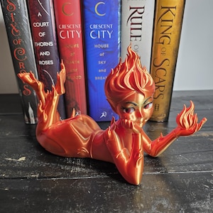 Lehabah Fire Sprite Figurine – Book Stand & Decor | Crescent City–Inspired 3D Print Bild 3