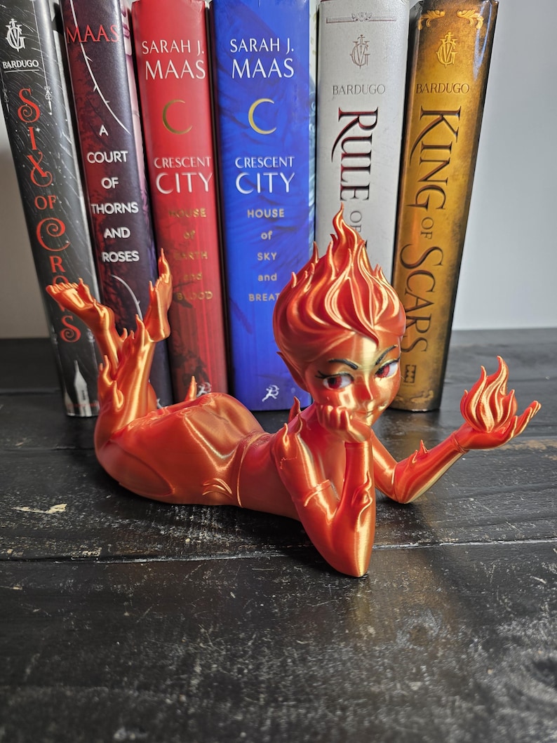 Lehabah Fire Sprite Figurine – Book Stand & Decor | Crescent City–Inspired 3D Print Bild 3