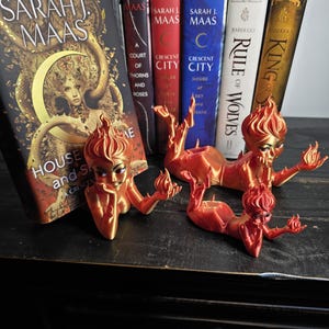 Lehabah Fire Sprite Figurine – Book Stand & Decor | Crescent City–Inspired 3D Print Bild 1