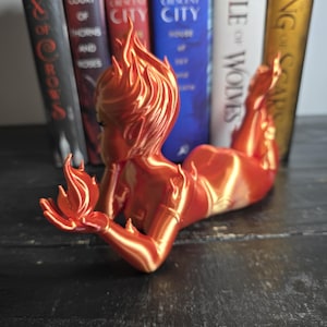 Lehabah Fire Sprite Figurine – Book Stand & Decor | Crescent City–Inspired 3D Print Bild 6