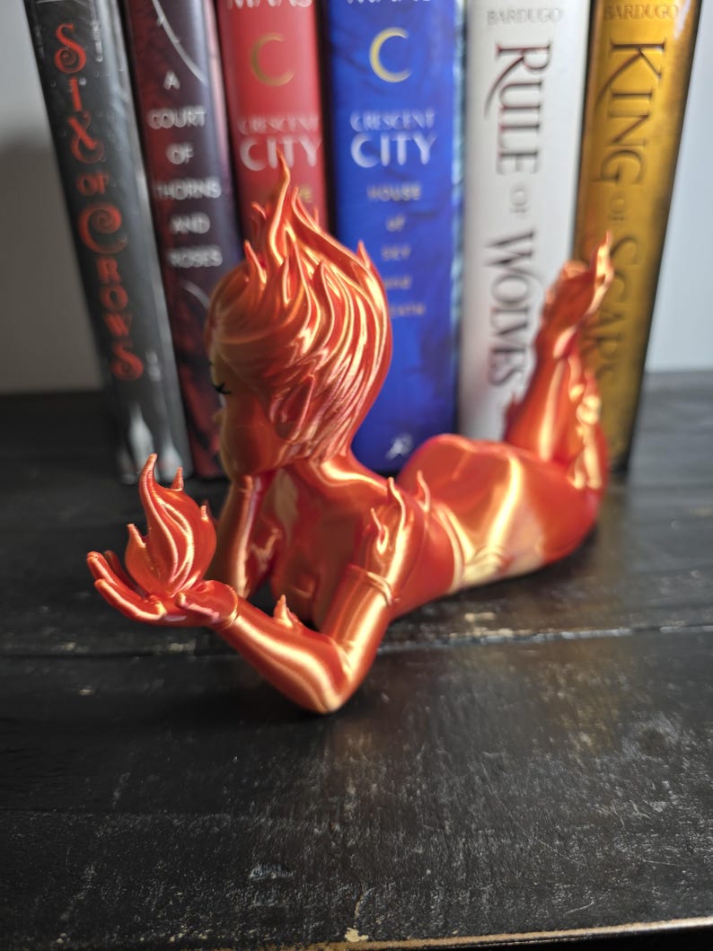 Lehabah Fire Sprite Figurine – Book Stand & Decor | Crescent City–Inspired 3D Print Bild 6