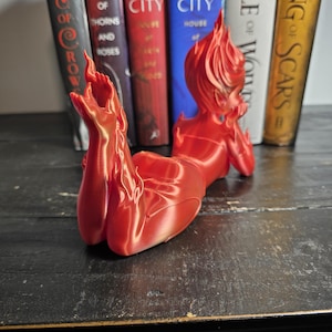 Lehabah Fire Sprite Figurine – Book Stand & Decor | Crescent City–Inspired 3D Print Bild 7