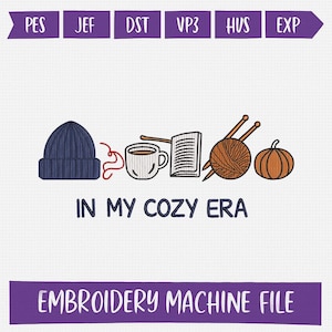 Puede incluir: Un diseño de bordado con un gorro azul marino, una taza de café, un libro, lana con agujas de tejer y una calabaza. El texto "IN MY COZY ERA" está debajo de las imágenes. El texto "EMBROIDERY MACHINE FILE" está en la parte inferior.