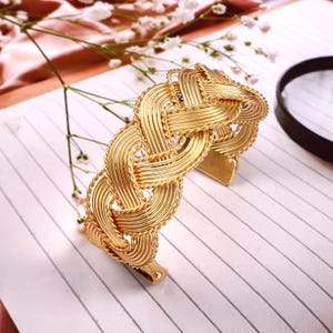 Handgemaakte gevlochten goudmessing manchetarmband | Geweven statement armband met knoop