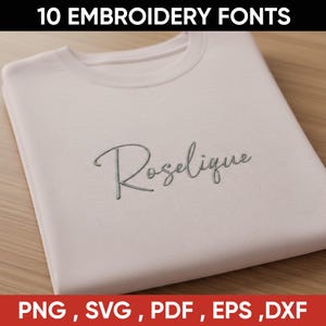 Puede incluir: Una sudadera de color claro con la palabra "Roselique" bordada en una fuente cursiva. La imagen incluye el texto "10 EMBROIDERY FONTS" en la parte superior y "PNG, SVG, PDF, EPS, DXF" en la parte inferior, indicando formatos de archivo digital.