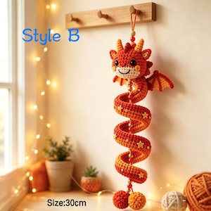K&ouml;nnte beinhalten: Ein geh&auml;keltes Drachenornament in Rot- und Oranget&ouml;nen mit spiralf&ouml;rmigem K&ouml;rper, kleinen Fl&uuml;geln und einem l&auml;chelnden Gesicht. Der Drache ist mit kleinen gelben Sternen und roten Perlen verziert. Der Text Style B und Size: 30cm ist sichtbar.