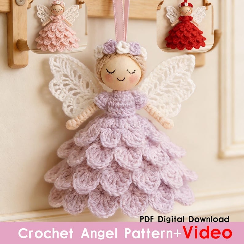 Peut inclure: Un ange fait &agrave; la main au crochet, avec une robe lavande, des ailes en dentelle blanche et une t&ecirc;te en bois. L'ange porte une couronne florale et est suspendu &agrave; un ruban rose. Deux petits anges roses et rouges sont &eacute;galement visibles.