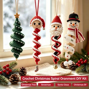 Könnte beinhalten: Vier hängende Häkel-Weihnachtsornamente mit einem grünen Baum, einem Elf, dem Weihnachtsmann und einem Schneemann, jeweils mit spiralförmigem Körper. Der Text lautet: Crochet Christmas Spiral Ornament DIY Kit, Christmas Tree, Snowman, Santa Claus, Christmas Elf.