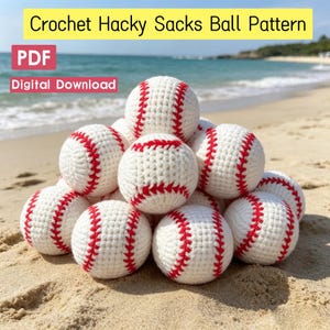 Può includere: Un mucchio di hacky sack all'uncinetto bianchi con cuciture rosse, simili a palline da baseball, sono impilati sulla sabbia. L'immagine include il testo: "Crochet Hacky Sacks Ball Pattern", "PDF" e "Digital Download". Lo sfondo mostra il mare e il cielo.