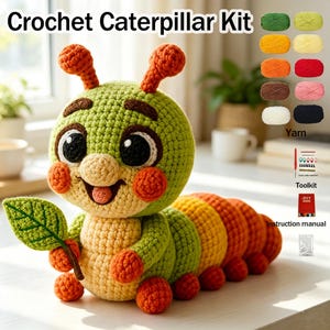 Puede incluir: Un kit de ganchillo para oruga que incluye una oruga de peluche terminada en verde y naranja sosteniendo una hoja verde. El kit contiene diez ovillos de lana de varios colores, un set de herramientas con ganchillo y marcadores, y un manual.