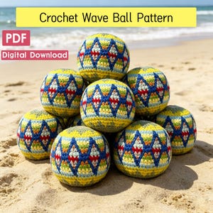 Puede incluir: Un patrón PDF de descarga digital para una pelota de ganchillo con diseño de ondas. La imagen muestra una pila de pelotas esféricas de ganchillo con un patrón de diamantes repetido en hilo amarillo, azul, verde y rojo. El texto es visible.