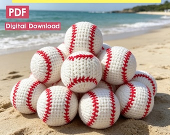 Peut inclure: Un tas de balles de baseball crochetées blanches avec des coutures rouges. Le texte "Crochet Baseball Pattern", "PDF" et "Digital Download" est visible. Les balles sont disposées en pyramide sur une plage de sable avec l'océan en arrière-plan.
